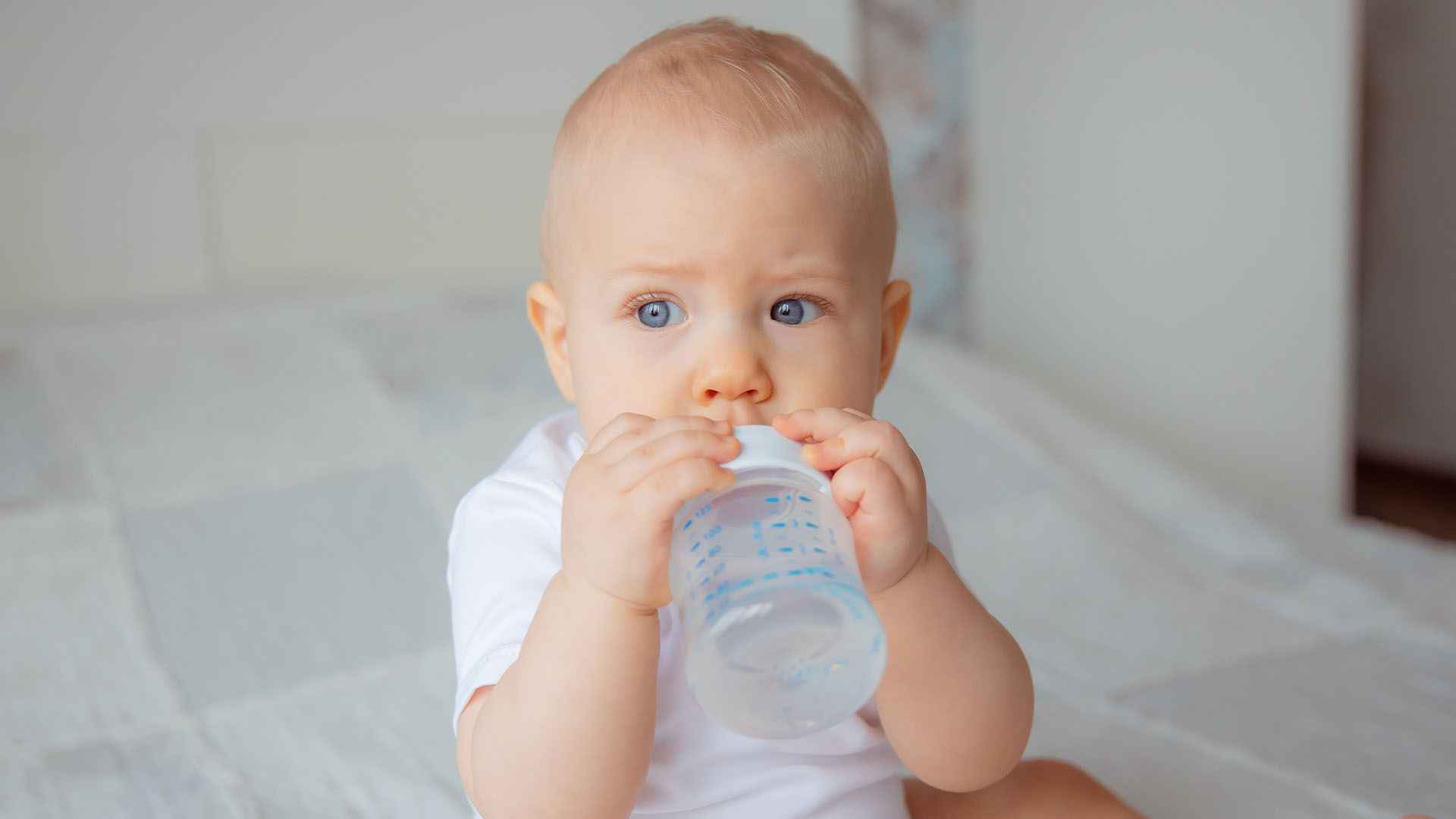 Ghid Complet: Când și cum introduci apa în alimentația bebelușului