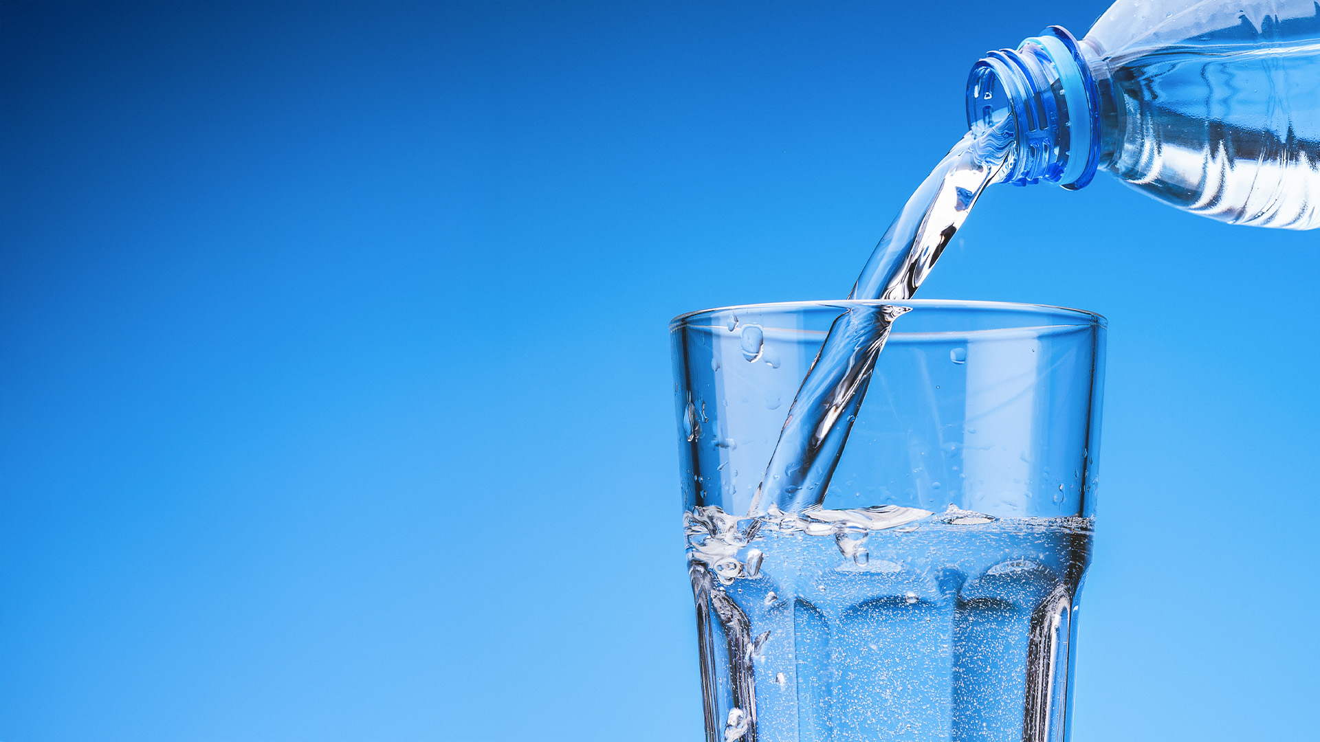 Apa minerală la masă: cum o asociezi cu diferite preparate culinare